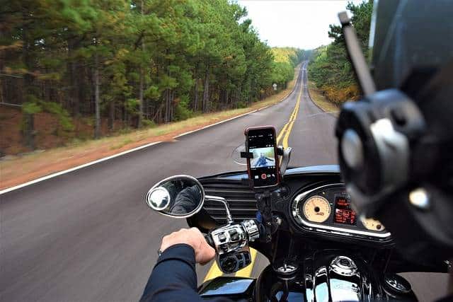 Un motard qui roule avec une assurance spécifique pour sa moto