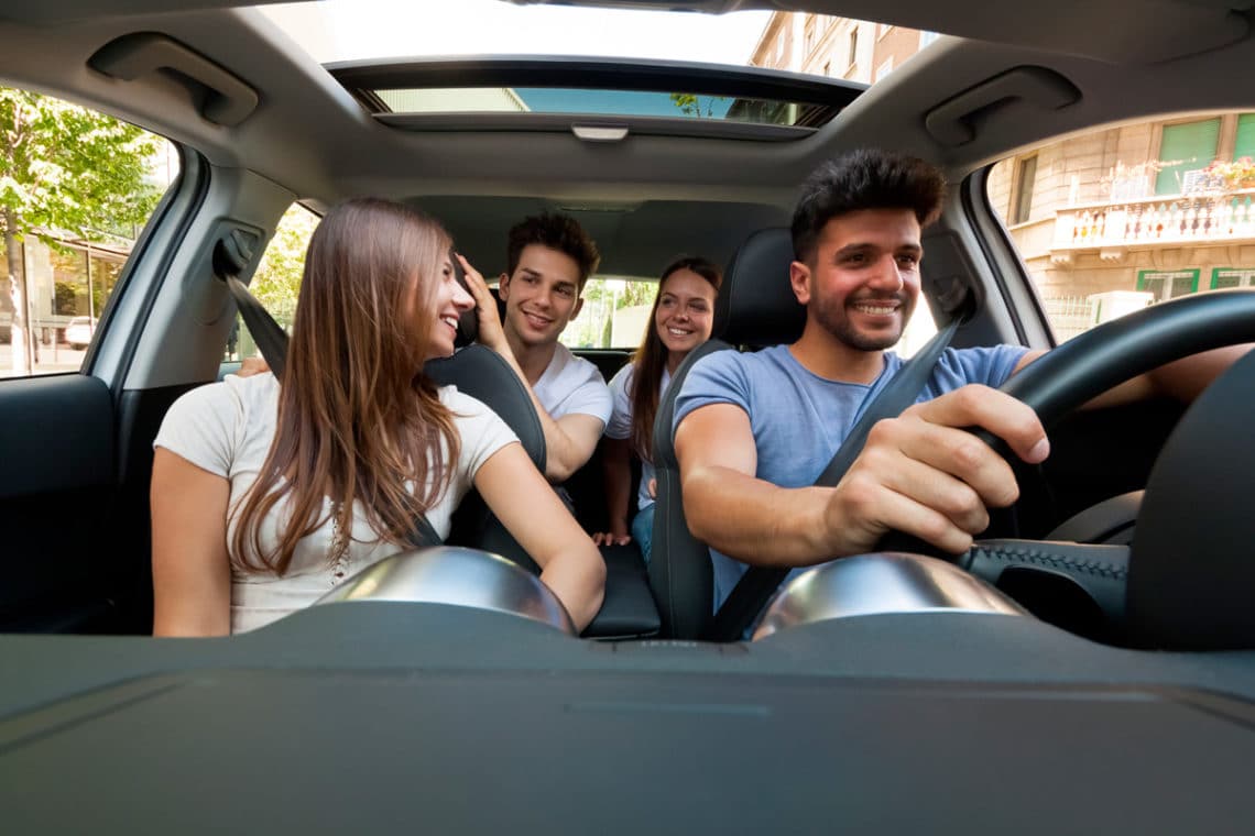 4 jeunes, dont 1 jeune conducteur qui vient d'avoir le permis dans un Renault Clio