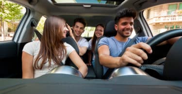 4 jeunes, dont 1 jeune conducteur qui vient d'avoir le permis dans un Renault Clio