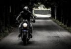 Un motard roulant sur une route avec sa moto