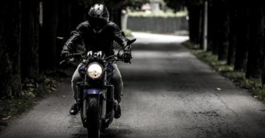 Un motard roulant sur une route avec sa moto