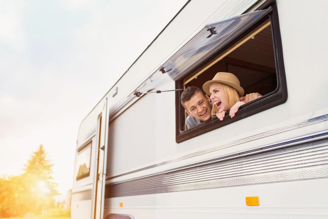 Un couple vivant une vide nomade en camping car