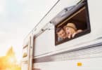 Un couple vivant une vide nomade en camping car