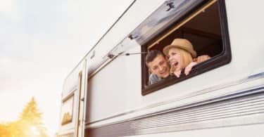 Un couple vivant une vide nomade en camping car