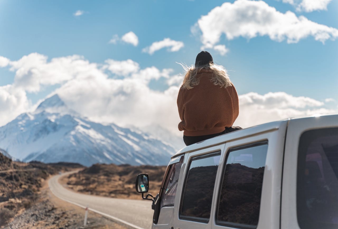 Une jeune femme qui pratique une vie nomade avec son van