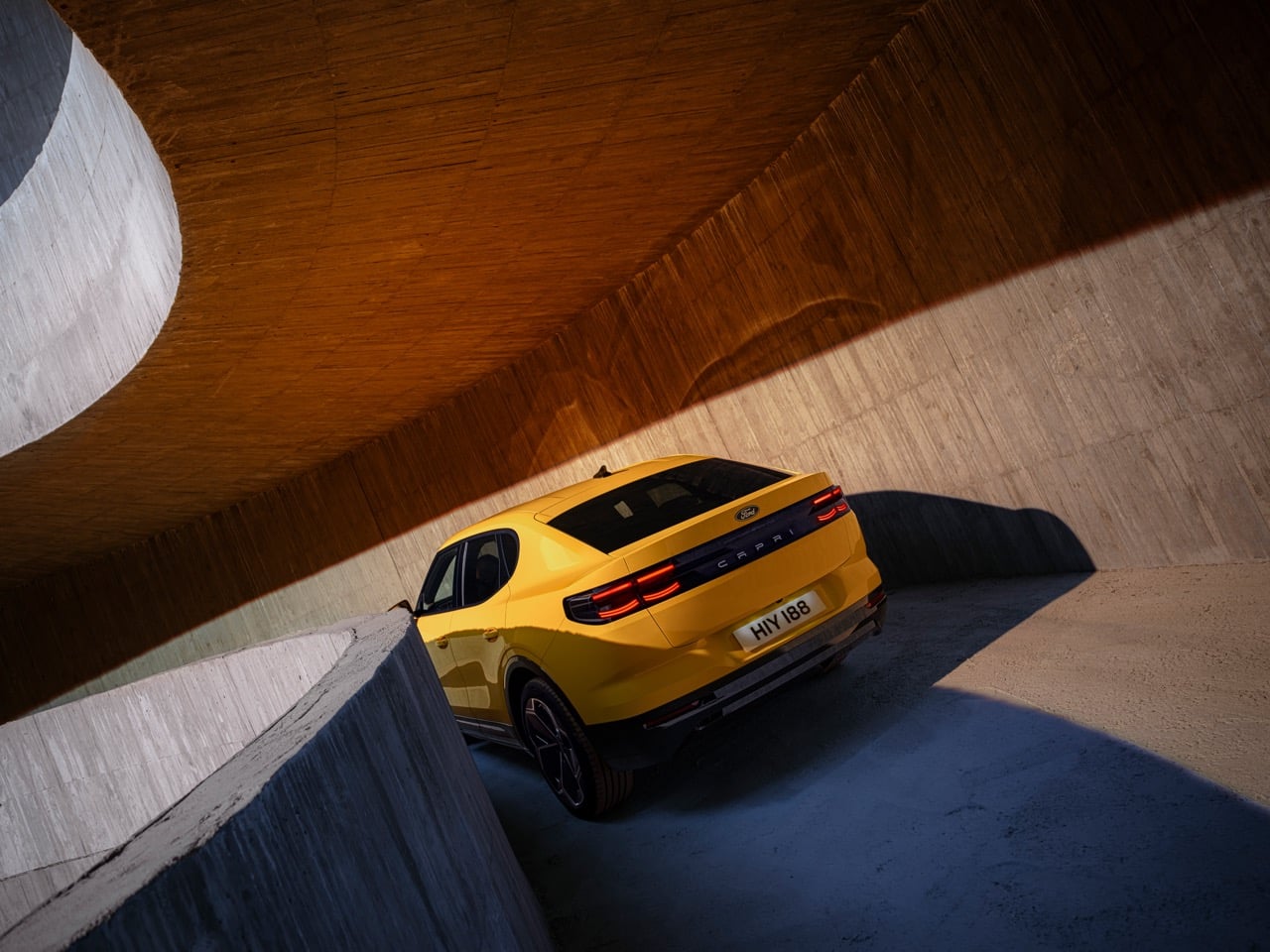 Le Ford Capri 2024 en photo montant une rampe de parking