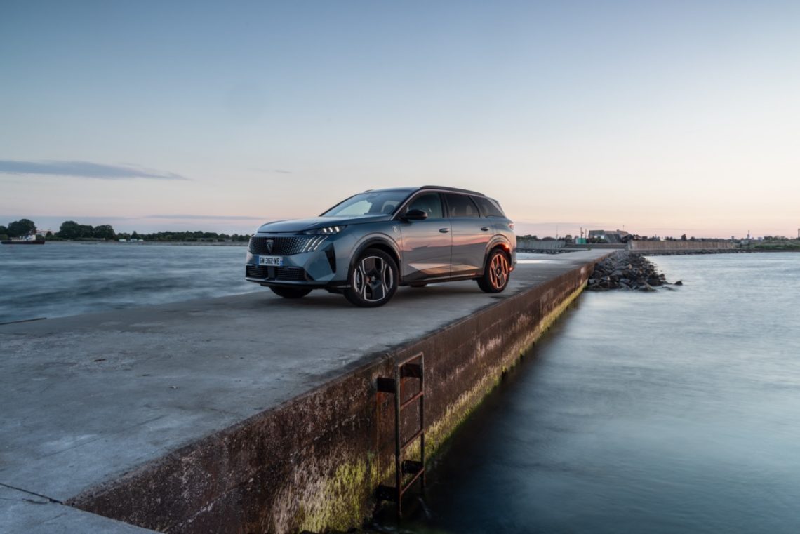 Peugeot 5008 2024 sur une jetée