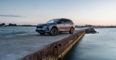 Peugeot 5008 2024 sur une jetée