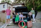 Une famille préparant la voiture pour partir en vacance