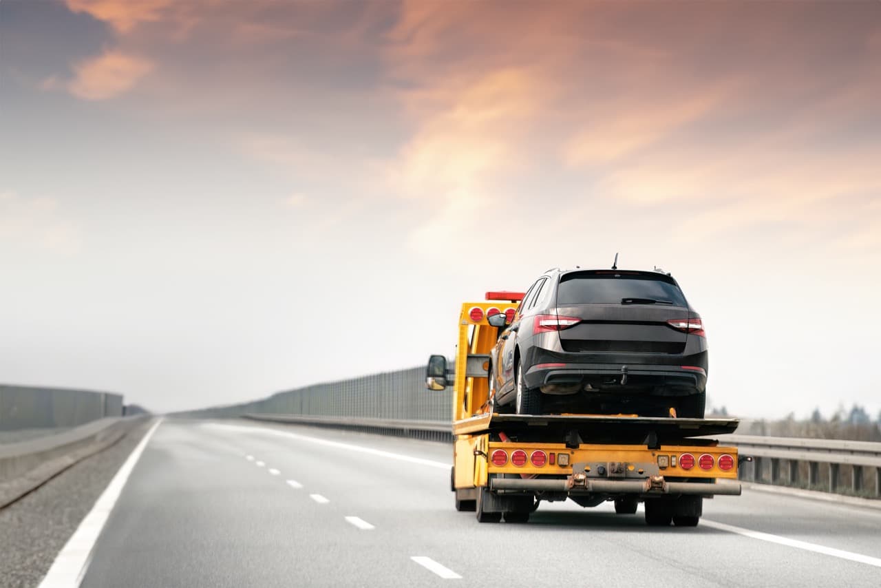 Une dépanneuse agréée qui a remorquée une voiture en panne sur l'autoroute