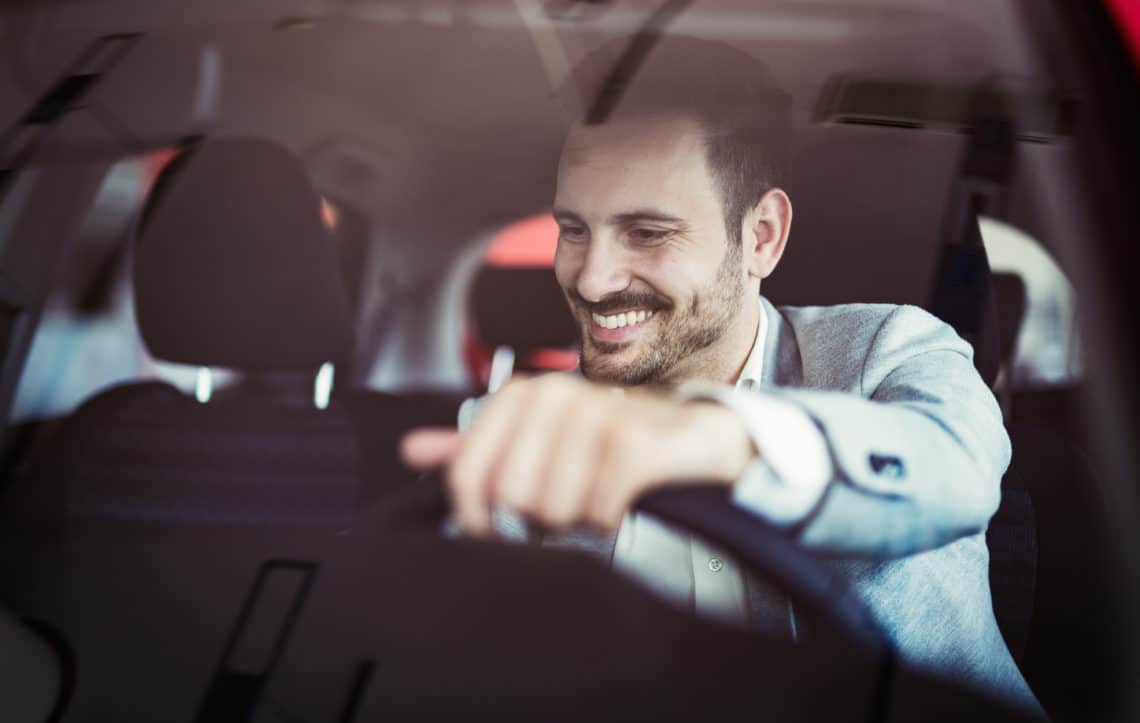 Un homme en train de découvrir les équipements de sa voiture