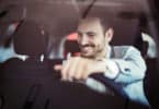 Un homme en train de découvrir les équipements de sa voiture