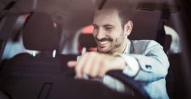 Un homme en train de découvrir les équipements de sa voiture