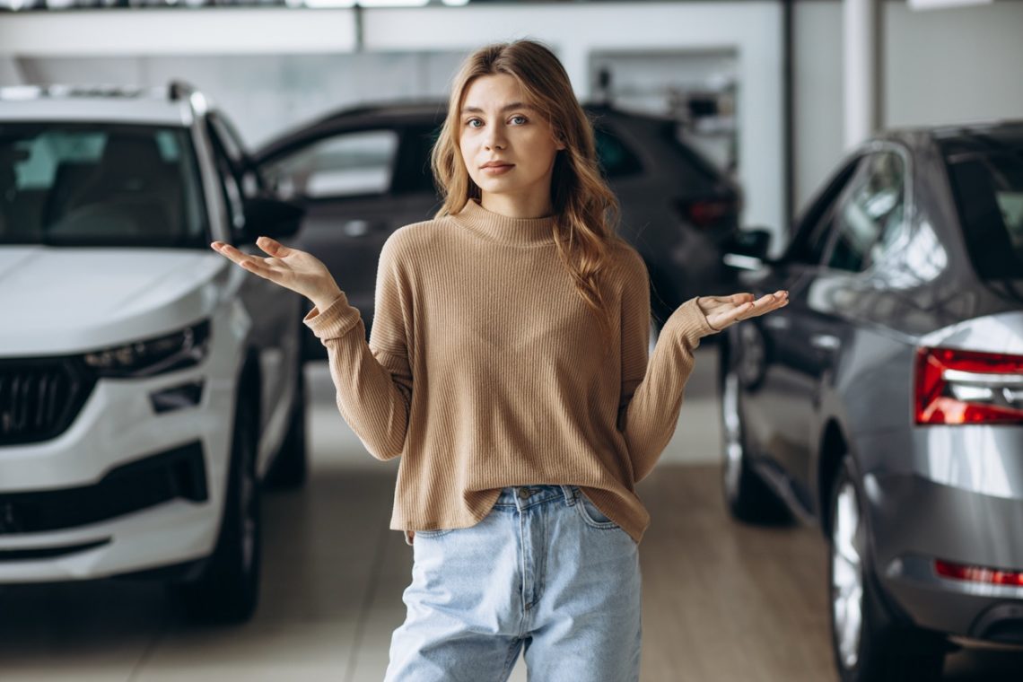 Une femme s'interroge sur la façon dont elle va financer sa voiture