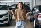Une femme s'interroge sur la façon dont elle va financer sa voiture