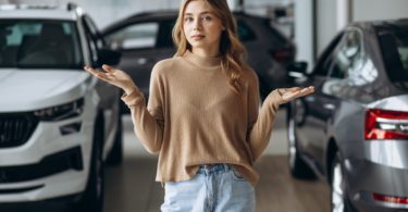 Une femme s'interroge sur la façon dont elle va financer sa voiture