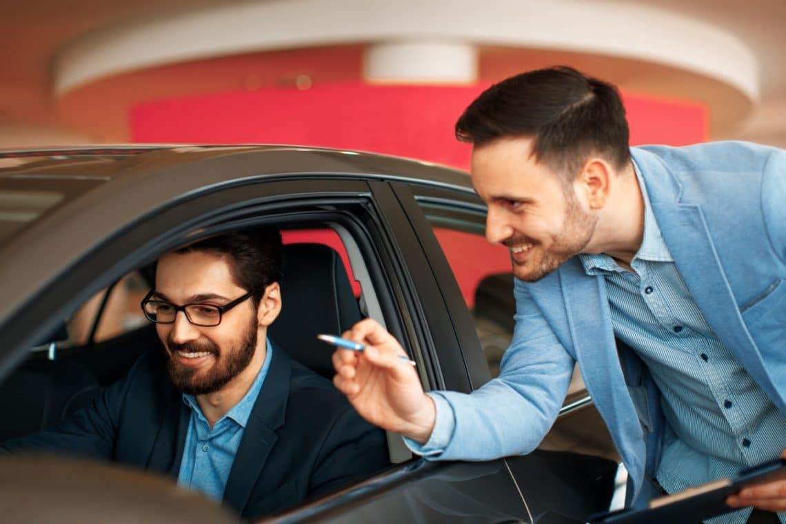 Un client en train de se faire conseiller pour le choix de son véhicule professionnel en location