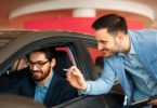 Un client en train de se faire conseiller pour le choix de son véhicule professionnel en location