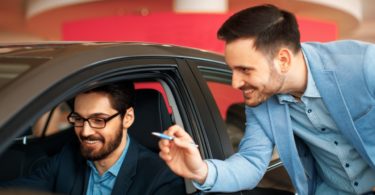 Un client en train de se faire conseiller pour le choix de son véhicule professionnel en location