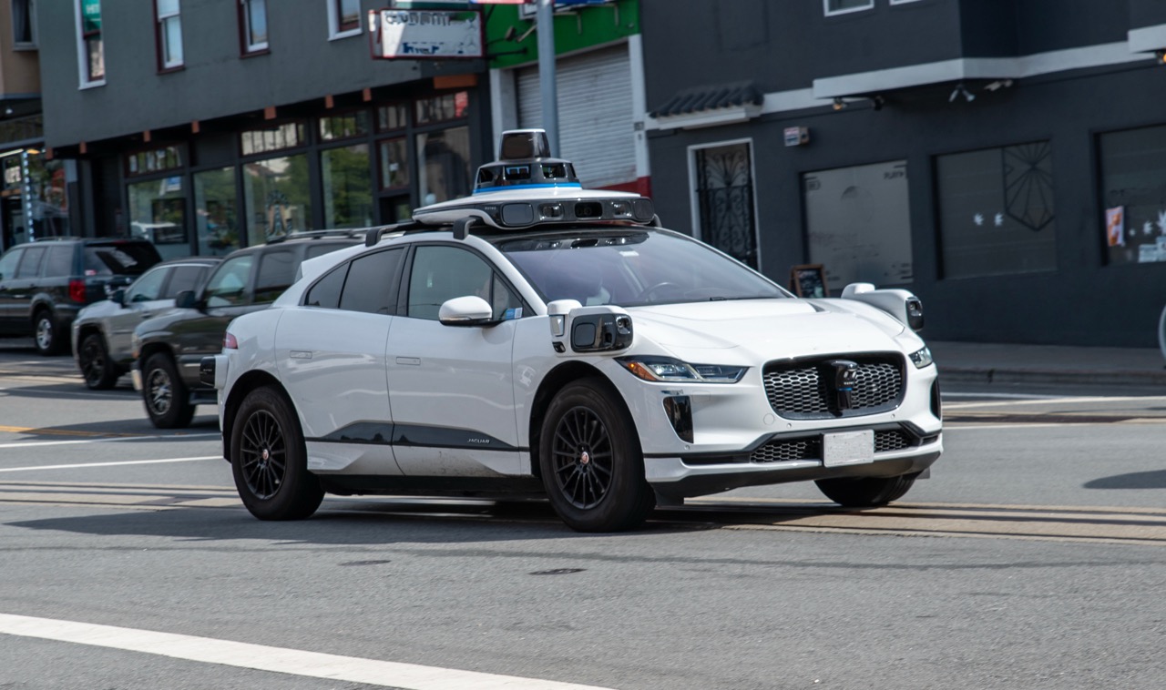 Une voiture autonome Waymo sur une route