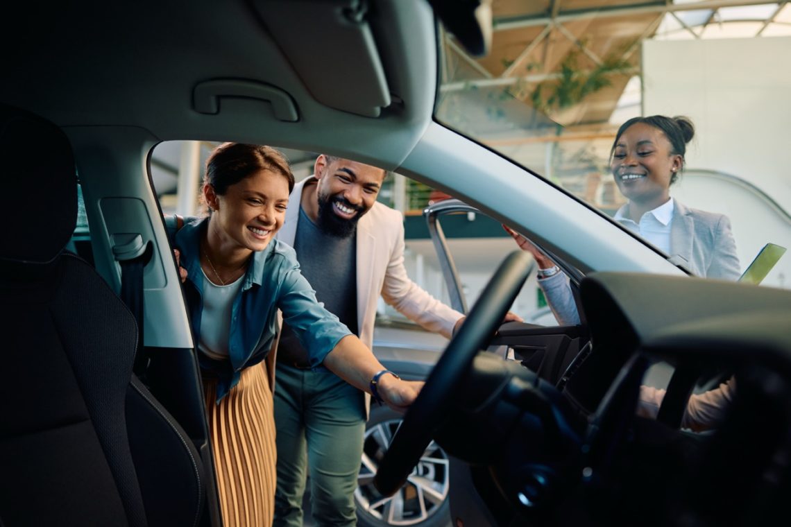 Un couple en train d'acheter une nouvelle voiture