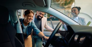 Un couple en train d'acheter une nouvelle voiture