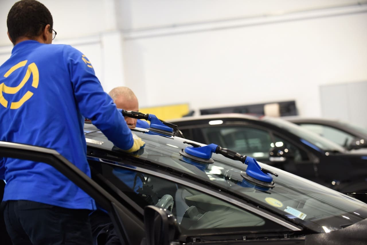 Un changement de pare-brise d'une voiture