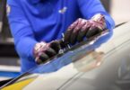 Une voiture qui a un impact sur le pare-brise