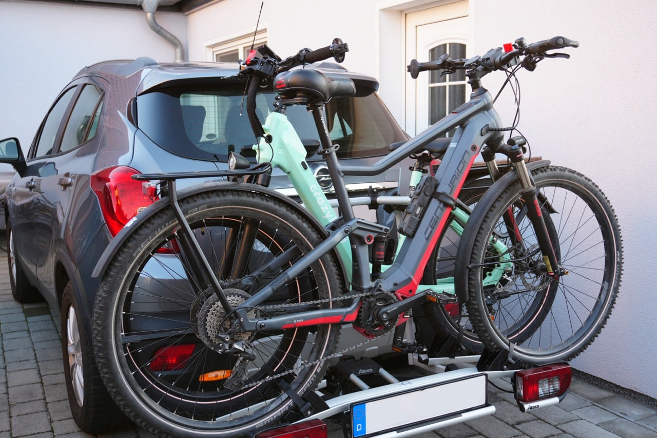 Un porte-vélo sur l'attelage (l'attache remorque)