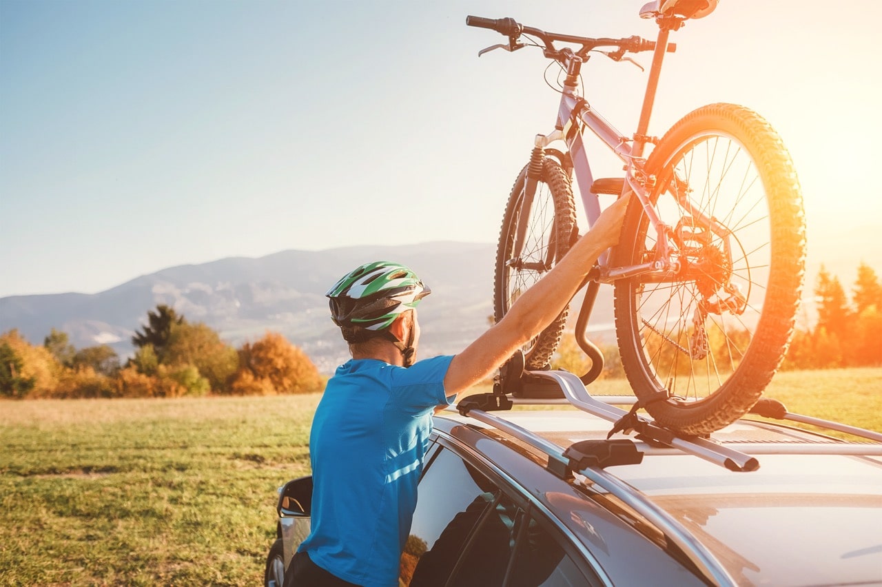 Un porte-vélo sur le toit de la voiture