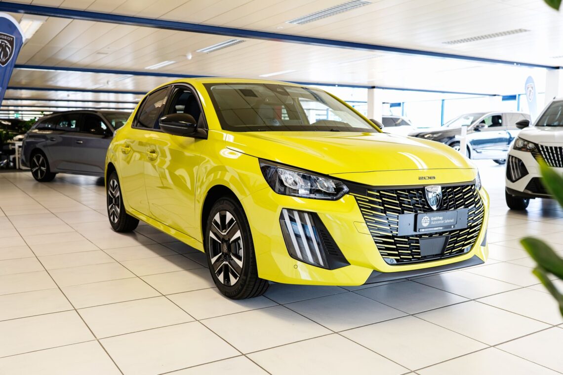 Peugeot 208 jaune exposée en concession, citadine soumise au malus écologique 2026 en France