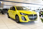 Peugeot 208 jaune exposée en concession, citadine soumise au malus écologique 2026 en France