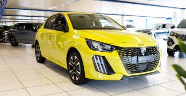 Peugeot 208 jaune exposée en concession, citadine soumise au malus écologique 2026 en France